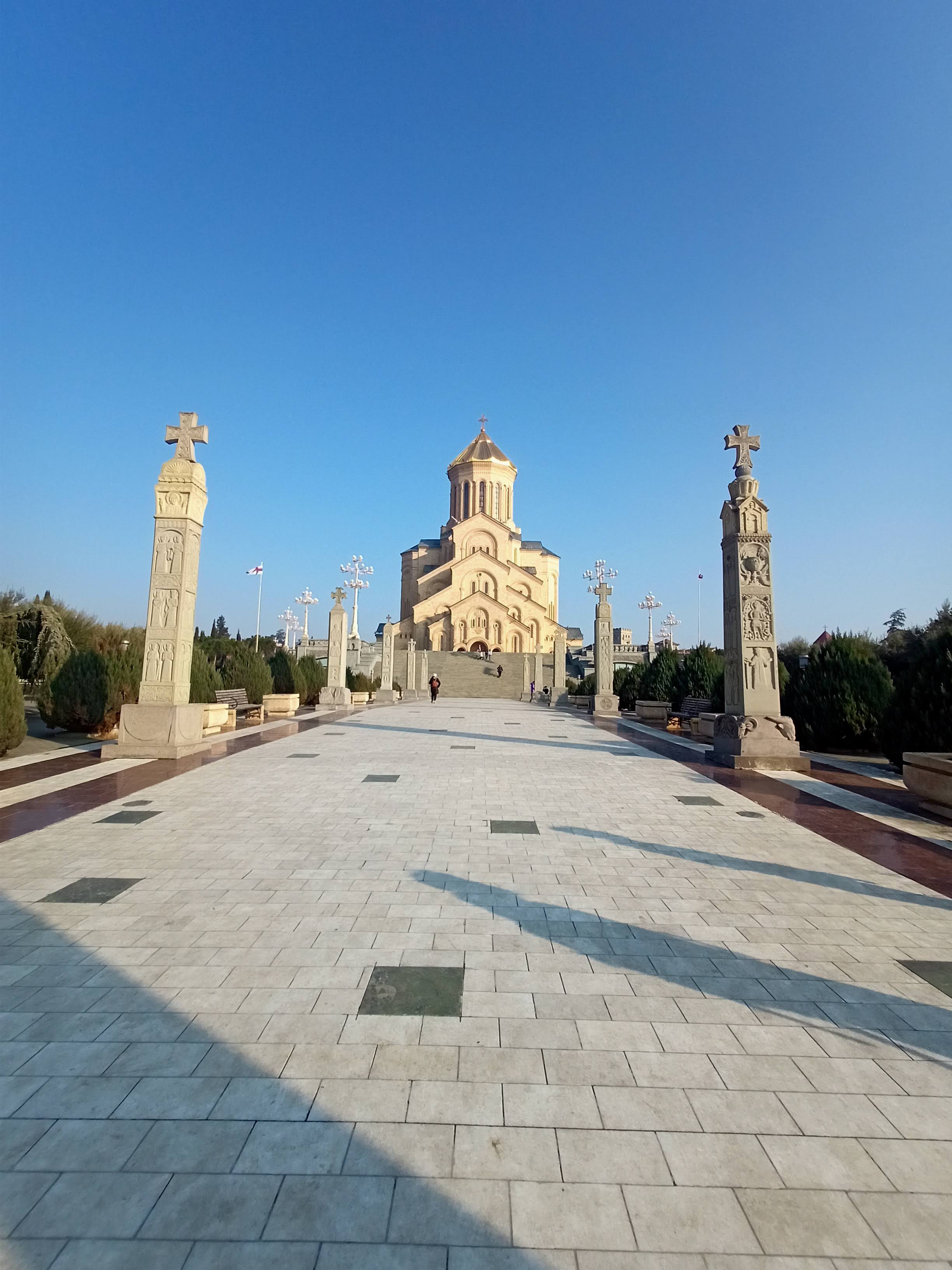 პანორამული ხედი საკათედრო ტაძრის ეზოდან